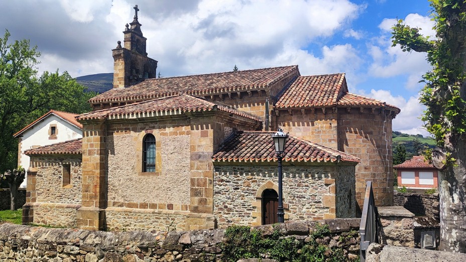 Iglesia Romanica siglo XII Bacena de Pie de Concha